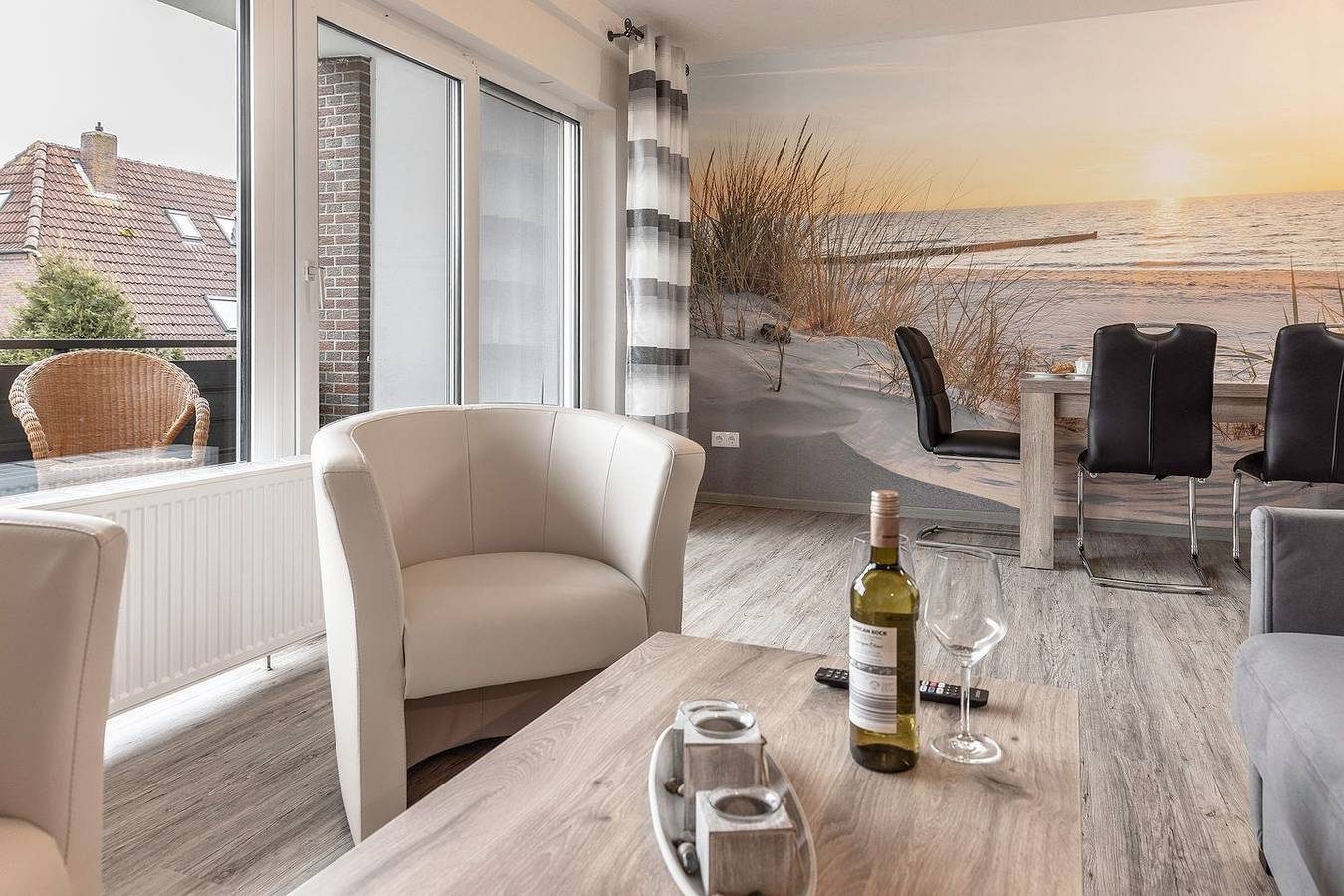 Klein, aber total romantisch: Auf ca. 45 qm bietet diese gemütlich eingerichtete Ferienwohnung viel "Platz" für Zweisamkeit und auf dem kleinen Balkon lassen sich beinahe die Gestirne vom Himmel holen. — Bild 5