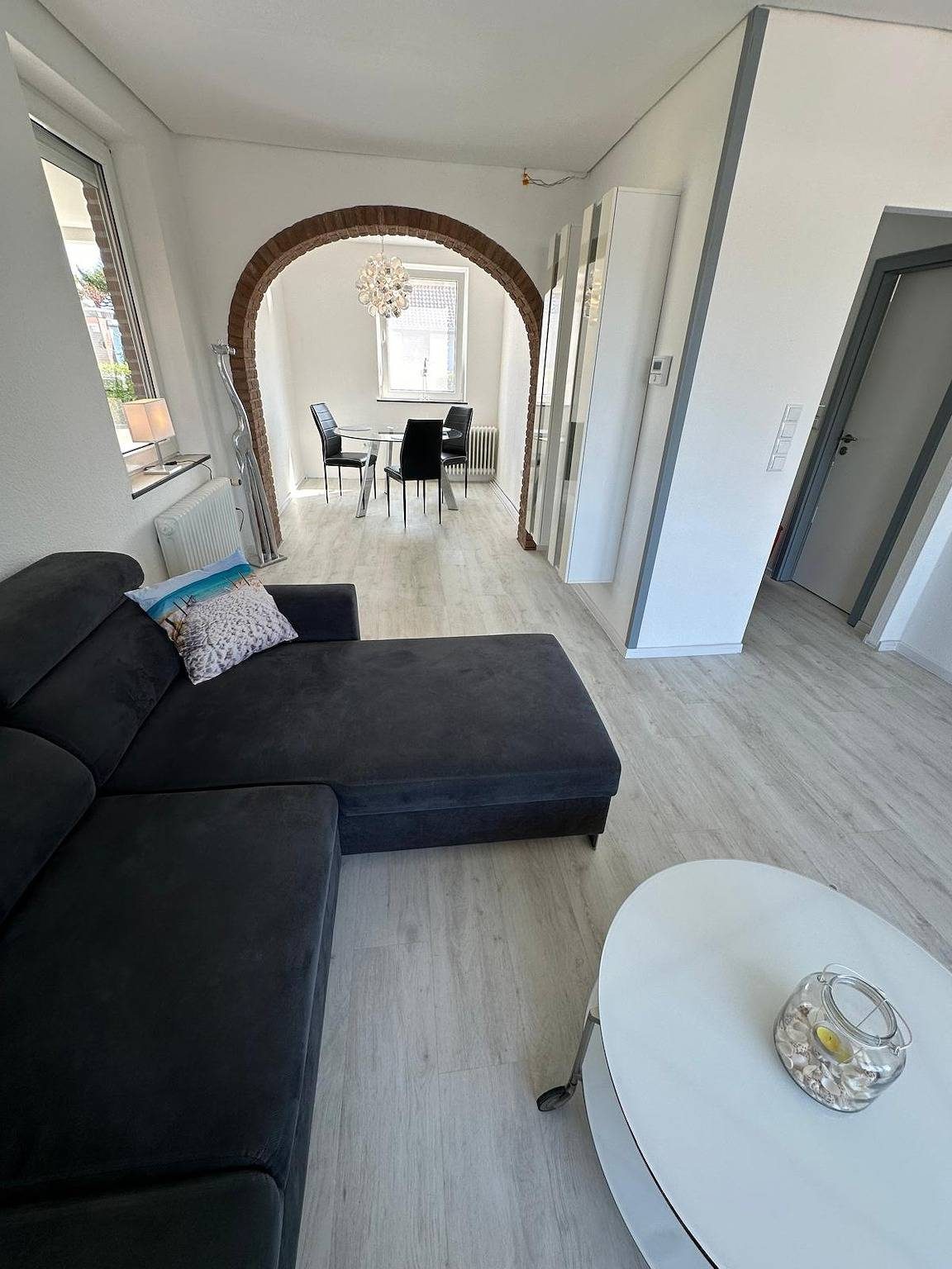 Das Ferienhaus liegt im Herz der Gemeinde Berum umgeben von Wald und See — Bild 2