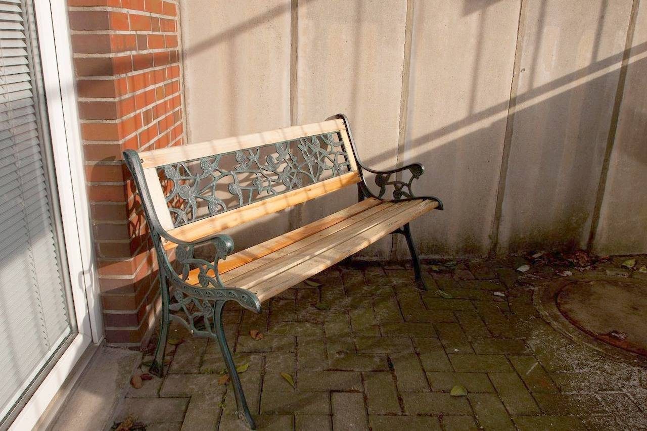 Die niedliche Ferienwohnung mit ihren 42 qm bietet Raum für 2 Erwachsene und 1 Kleinkind. Zudem ist sie sehr lichtdurchflutet und hat einen reizenden Freisitz vor dem Eingang. — Bild 3