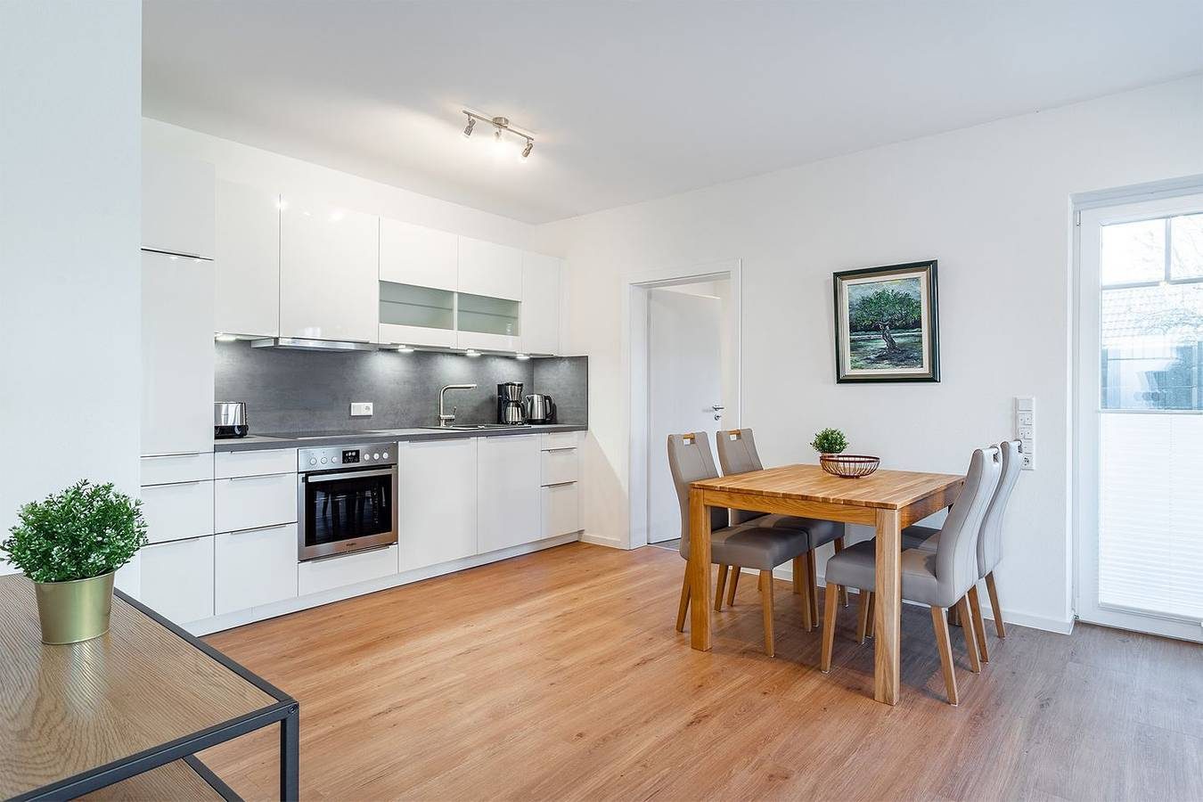 Moderne Erdgeschosswohnung am Hafen: Lichtdurchflutetes Wohnen mit Komfort — Bild 2