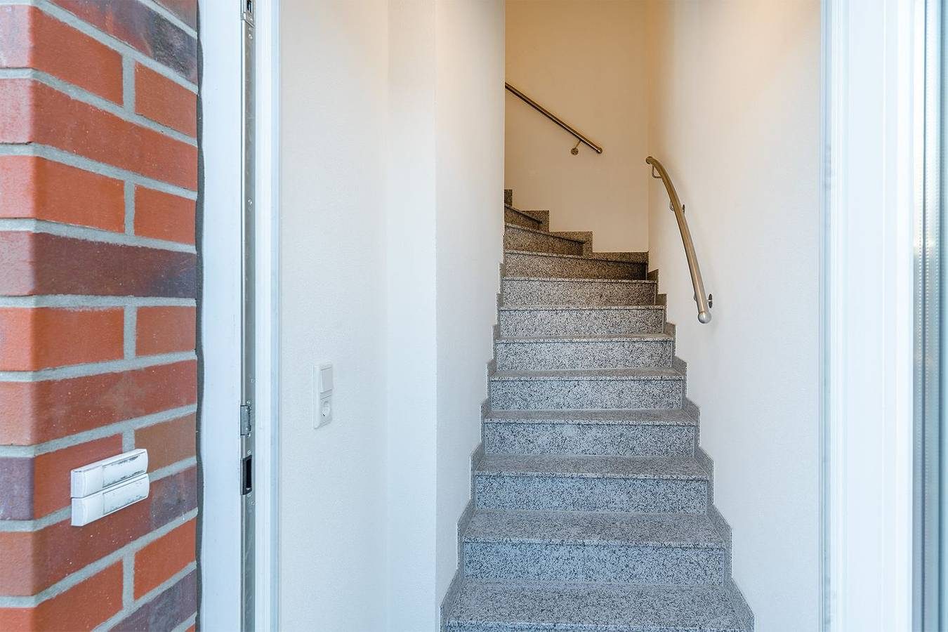 Moderne Obergeschosswohnung am Hafen: Lichtdurchflutetes Wohnen mit Komfort — Bild 5