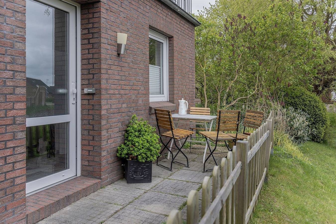 Hell und häuslich: Die Maisonette-Ferienwohnung mit ihren ca. 55 qm ist klar und akkurat ausgestattet. Vor dem Haus gibt es einen kleinen Freisitz, wo man den Abend ausklingen lassen kann.

Im Dezember 2019 wurde die Ferienwohnung komplett renoviert  — Bild 5
