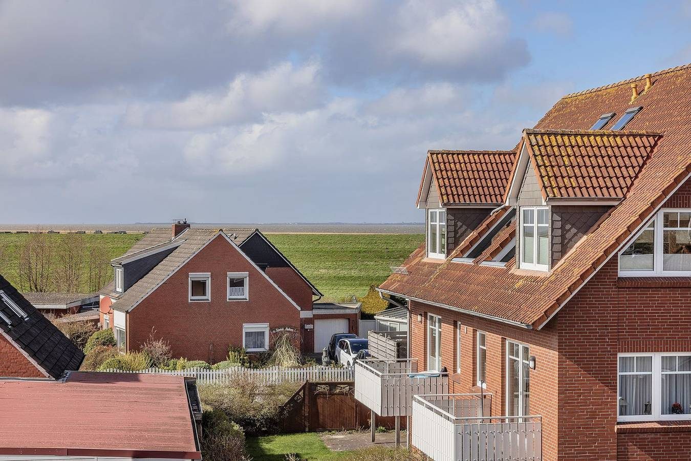 Sensationell in jeder Hinsicht:
Die Obergeschosswohnung mit ihren 60qm hat ein gemütliches Ambiente, bei guter Sicht einen großartigen Blick bis zu den Inseln Wangerooge und Spiekeroog. — Bild 5