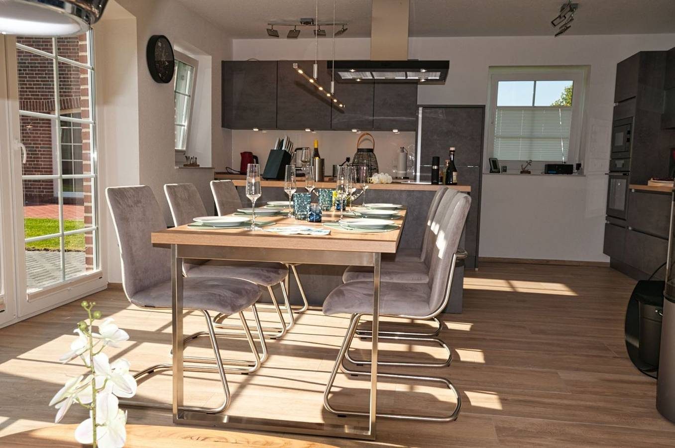 100qm Ferienhaus mit Infrarotkabine, Kamin, Garten & überdachter Terrasse — Bild 3