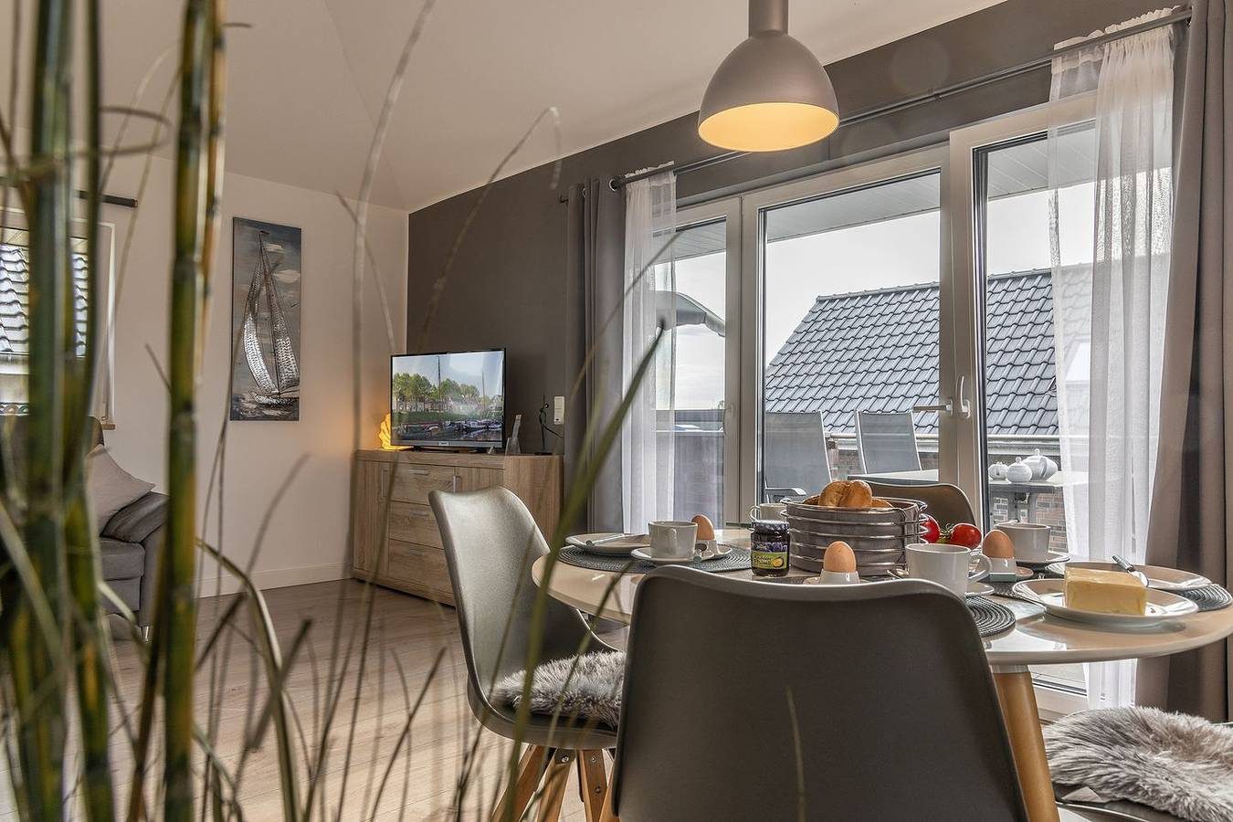 Einfach mal etwas anderes! Das 2015 fertiggestellte Ferienhaus mit dem besonderem Flair, bietet auf ca. 80 qm alle Annehmlichkeiten, die 4 Erwachsene und ein Kleinkind benötigen. — Bild 2