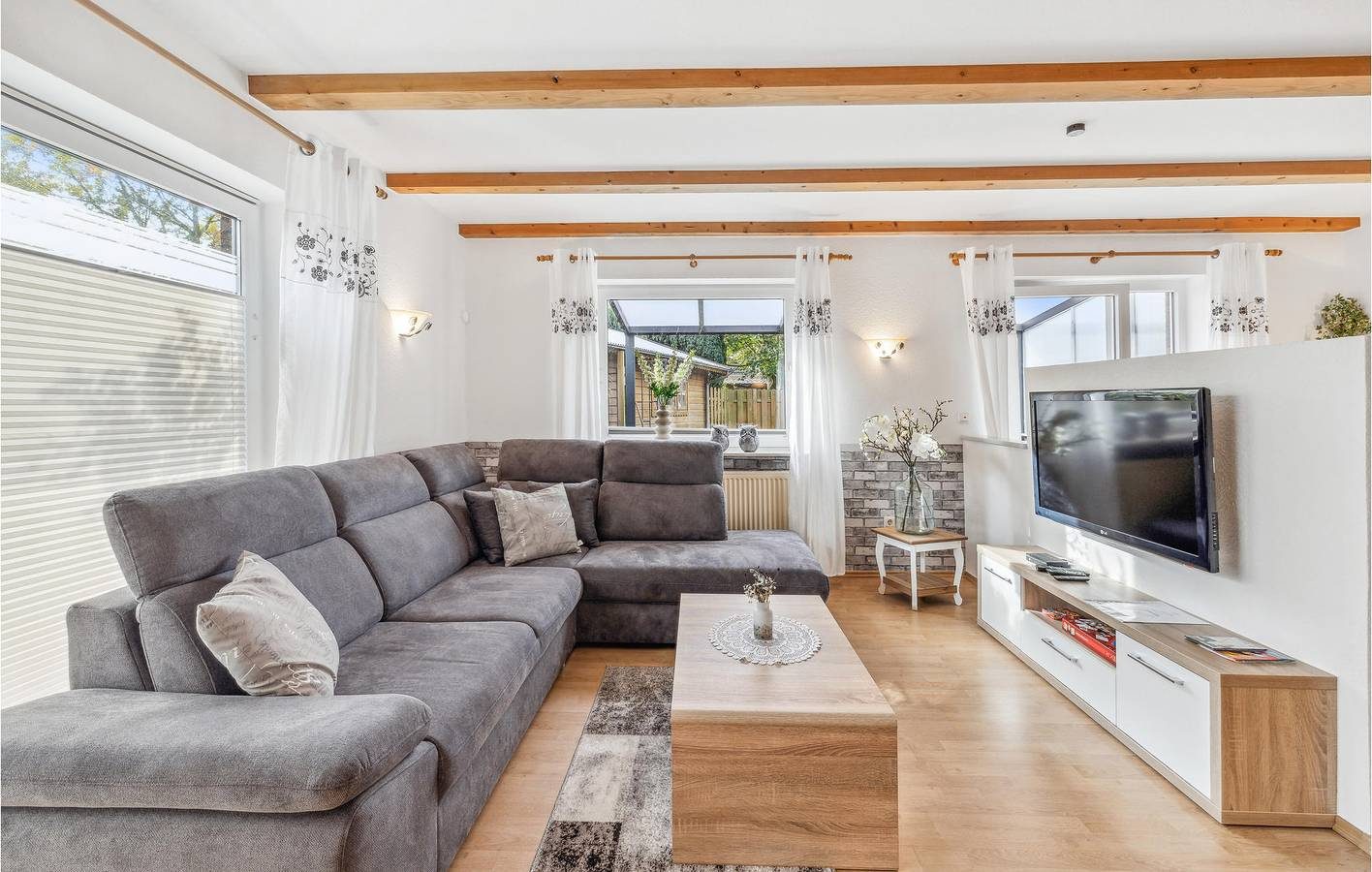 Geräumige Wohnung mit Parkplatz, Terrasse und Garten — Bild 5