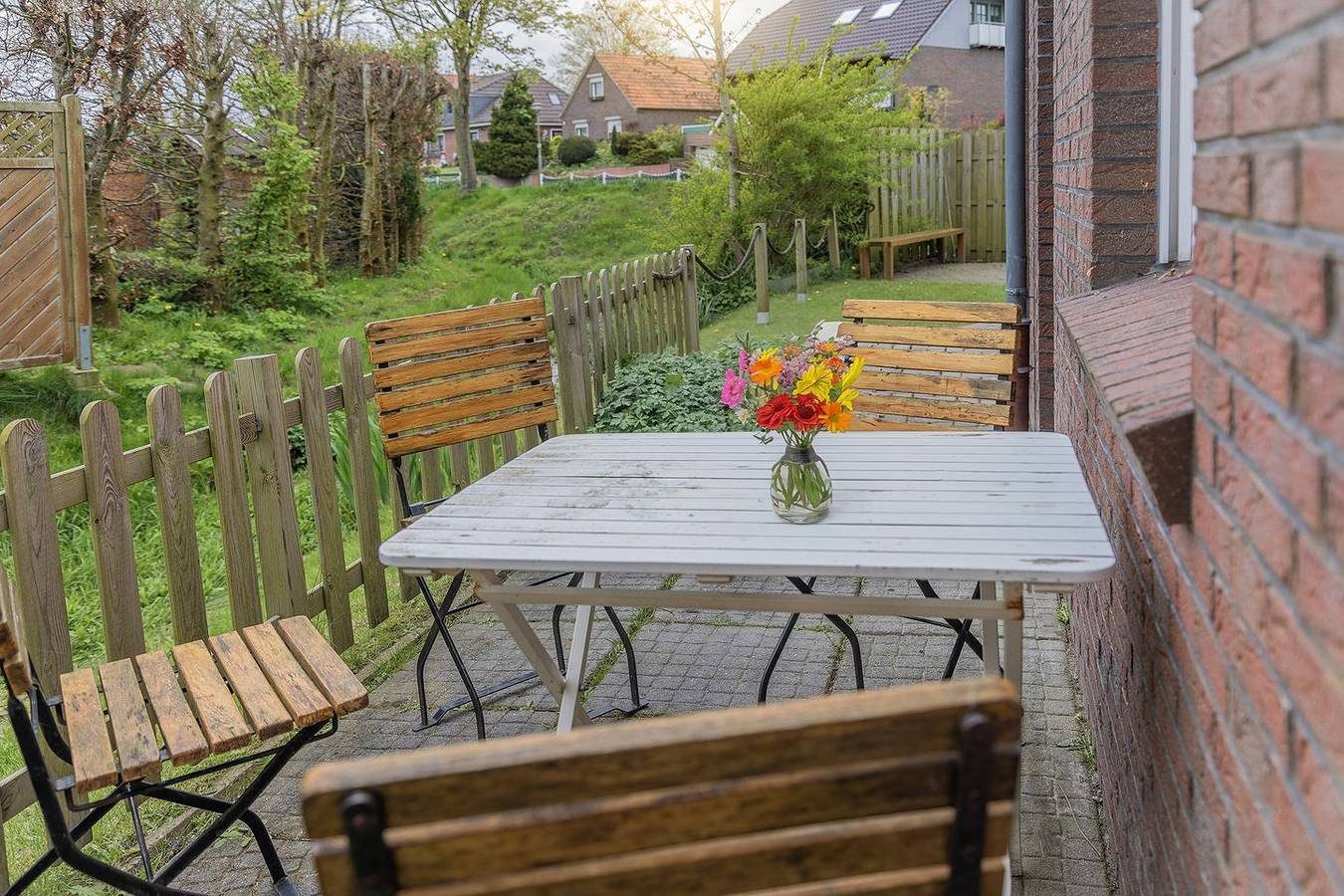 Hell und häuslich: Die Maisonette-Ferienwohnung mit ihren ca. 55 qm ist klar und akkurat ausgestattet. Vor dem Haus gibt es einen kleinen Freisitz, wo man den Abend ausklingen lassen kann.

Im Dezember 2019 wurde die Ferienwohnung komplett renoviert  — Bild 3