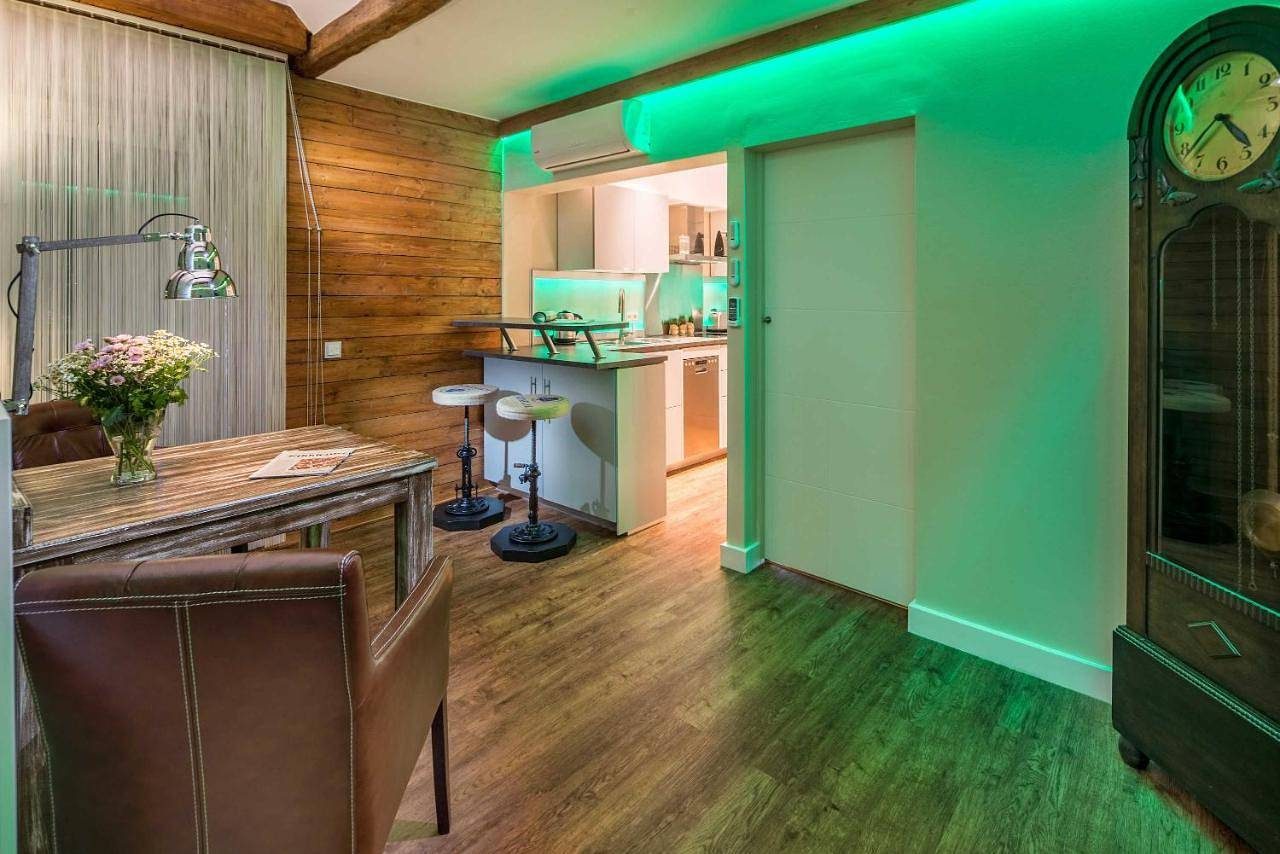 Roter Balkon — Bild 3