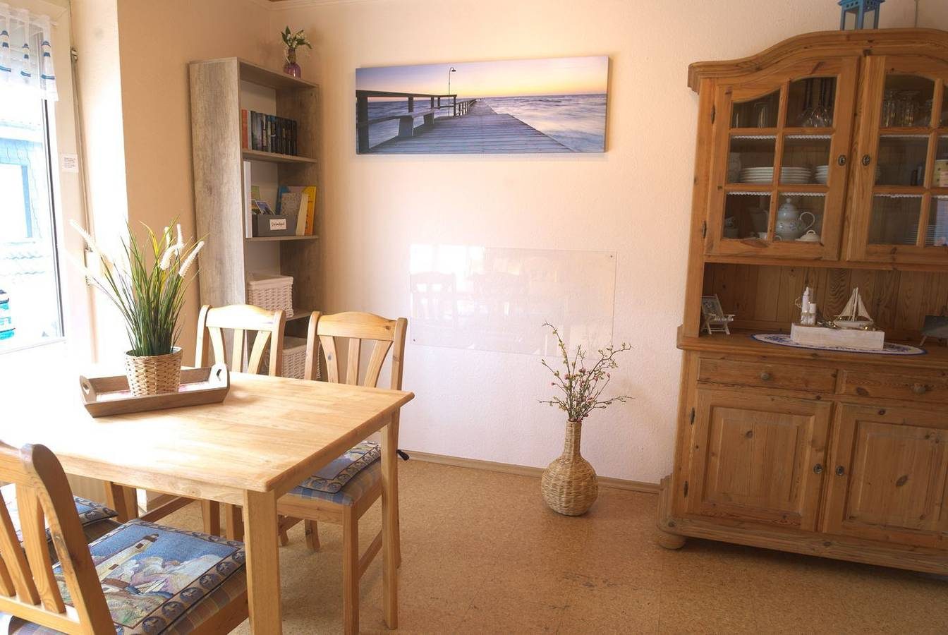 Maritime Ferienwohnung - hell und strandnah mit Balkon in ruhiger Lage — Bild 2