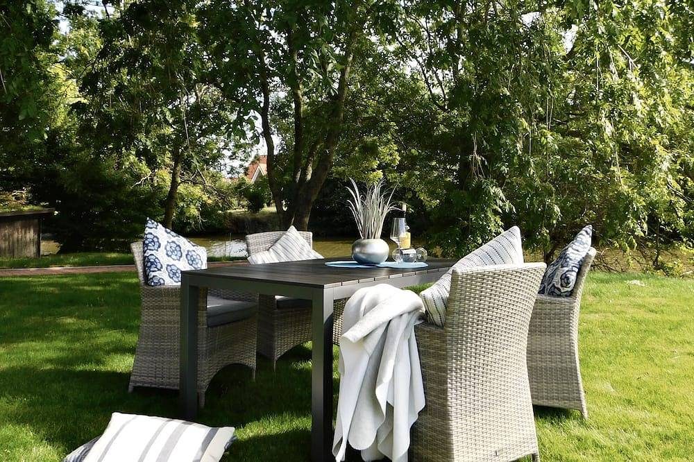 Neue Eg-Ferienwohnung direkt an der Greetsieler Gracht mit Wasserzugang