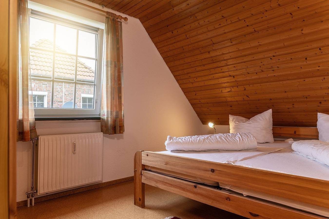 Entzückend und komfortabel zugleich: Die lichtdurchflutete Wohnung, direkt hinterm Deich, eignet sich bei einer Größe von ca. 55 qm für 4 bis 5 Personen. — Bild 5