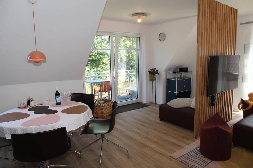 Neubauwohnung (80qm) mit Balkon direkt am Wasser bei Greetsiel!