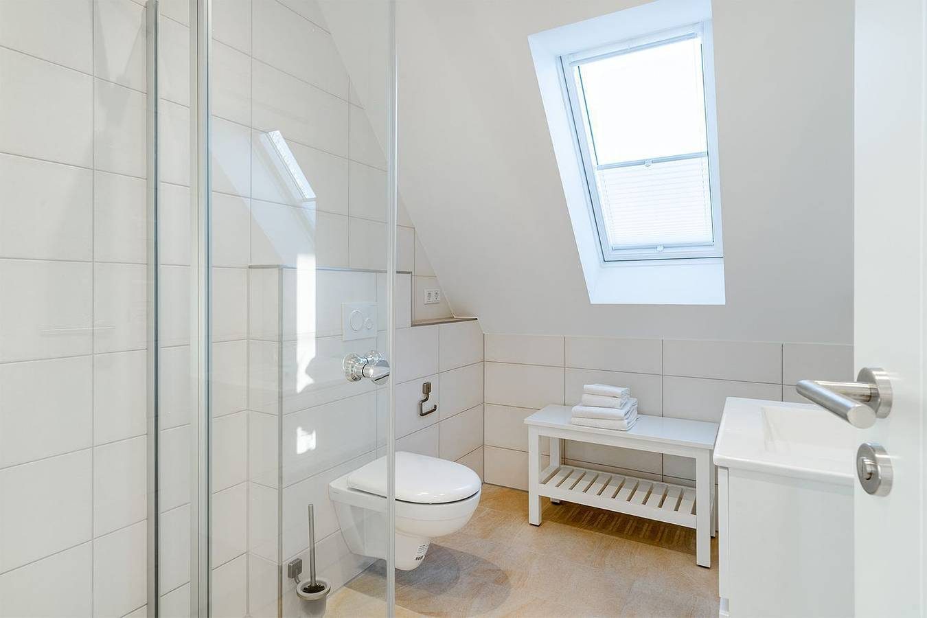 Moderne Obergeschosswohnung am Hafen: Lichtdurchflutetes Wohnen mit Komfort — Bild 4