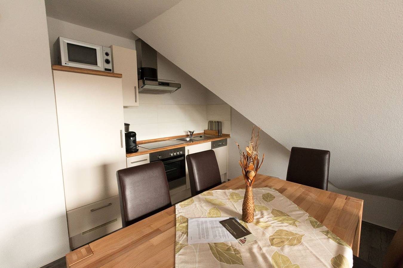 Maisonette-Wohnung mit 2 Schlafzimmern + 2 überd. Balkonen 60 m² bis zu 6 Pers. — Bild 4