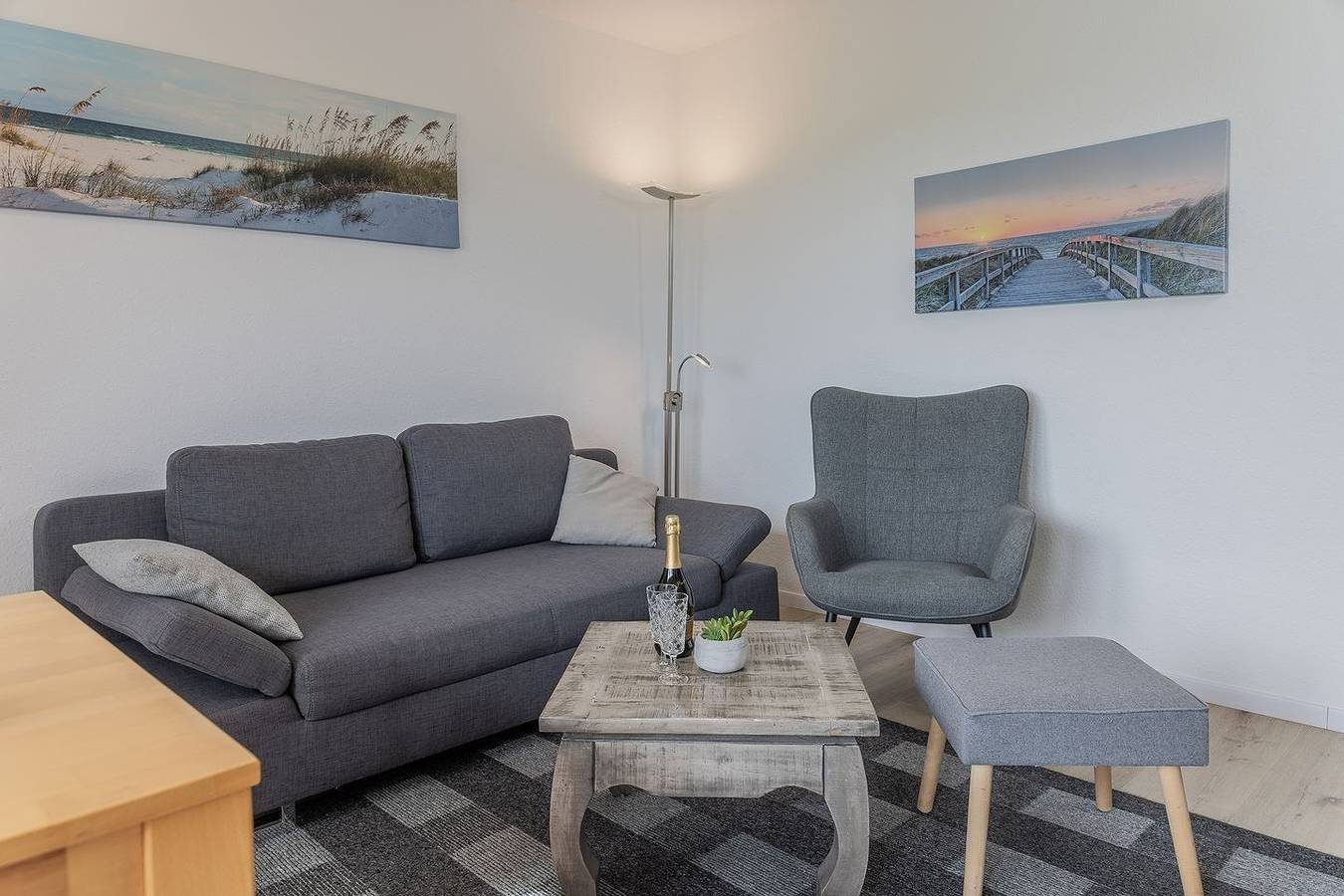 Einfach mal ausspannen und nichts tun: Diese ruhig gelegene Ferienunterkunft von ca. 50 qm hat eine fabelhafte Terrasse mit unverbautem Blick auf die grünen Felder Ostfrieslands. — Bild 3