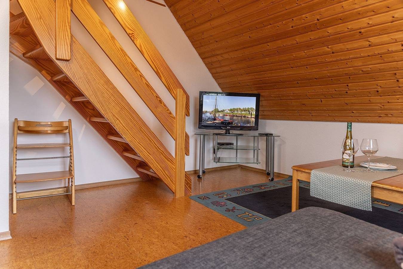 Entzückend und komfortabel zugleich: Die lichtdurchflutete Wohnung, direkt hinterm Deich, eignet sich bei einer Größe von ca. 55 qm für 4 bis 5 Personen. — Bild 2