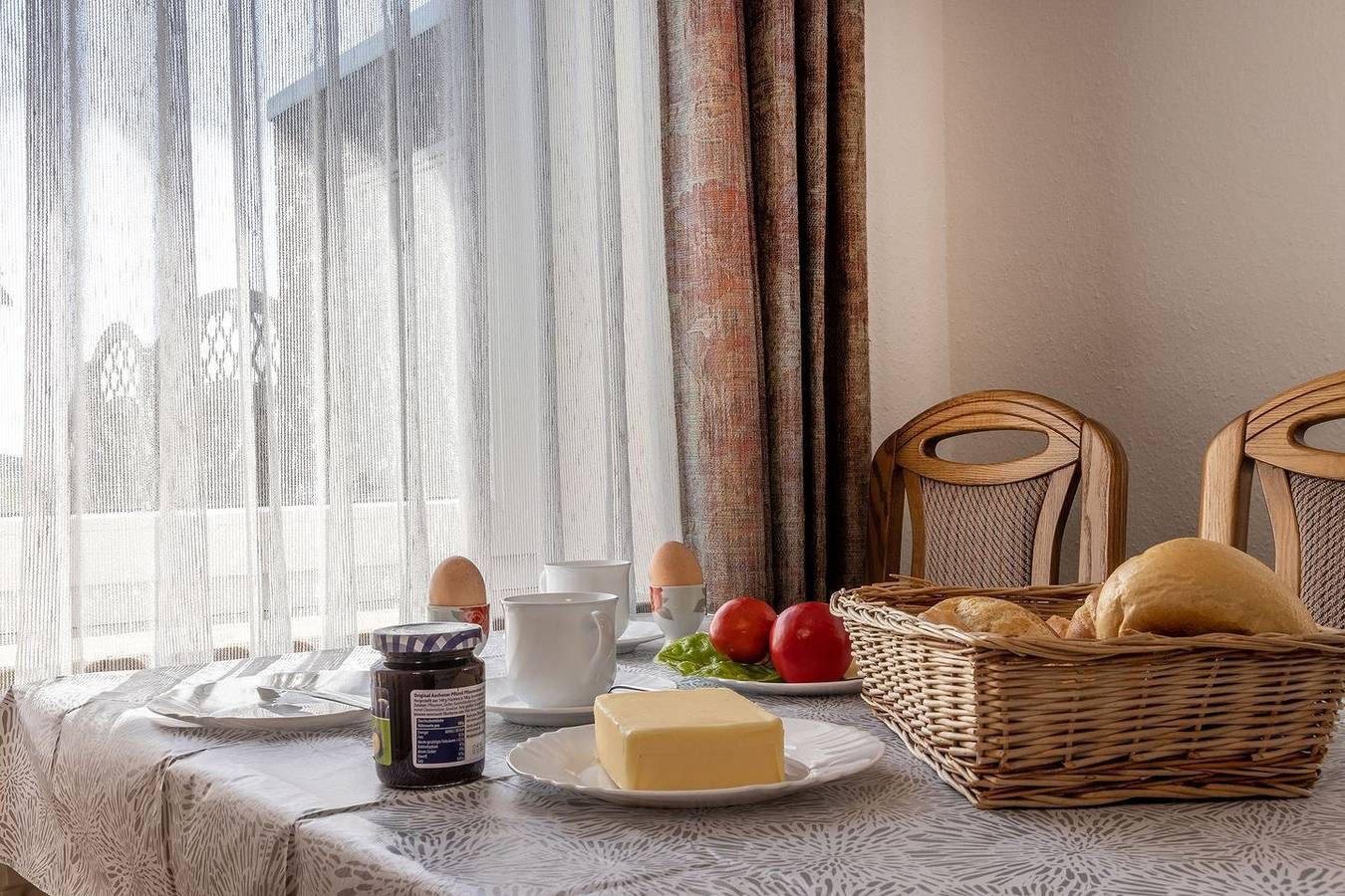 Freie Sicht und idyllisch: Die Erdgeschosswohnung punktet vor allem durch ihre ruhige Lage. Der unverbaute Blick auf die grünen, saftigen Felder Ostfrieslands wird Sie erfreuen. Das Domizil bietet Platz für 4 bis 5 Personen. — Bild 5