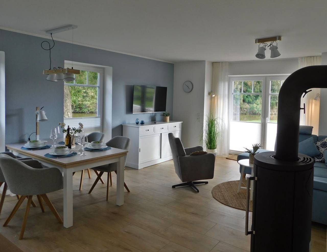 Neue Eg-Ferienwohnung direkt an der Greetsieler Gracht mit Wasserzugang — Bild 2