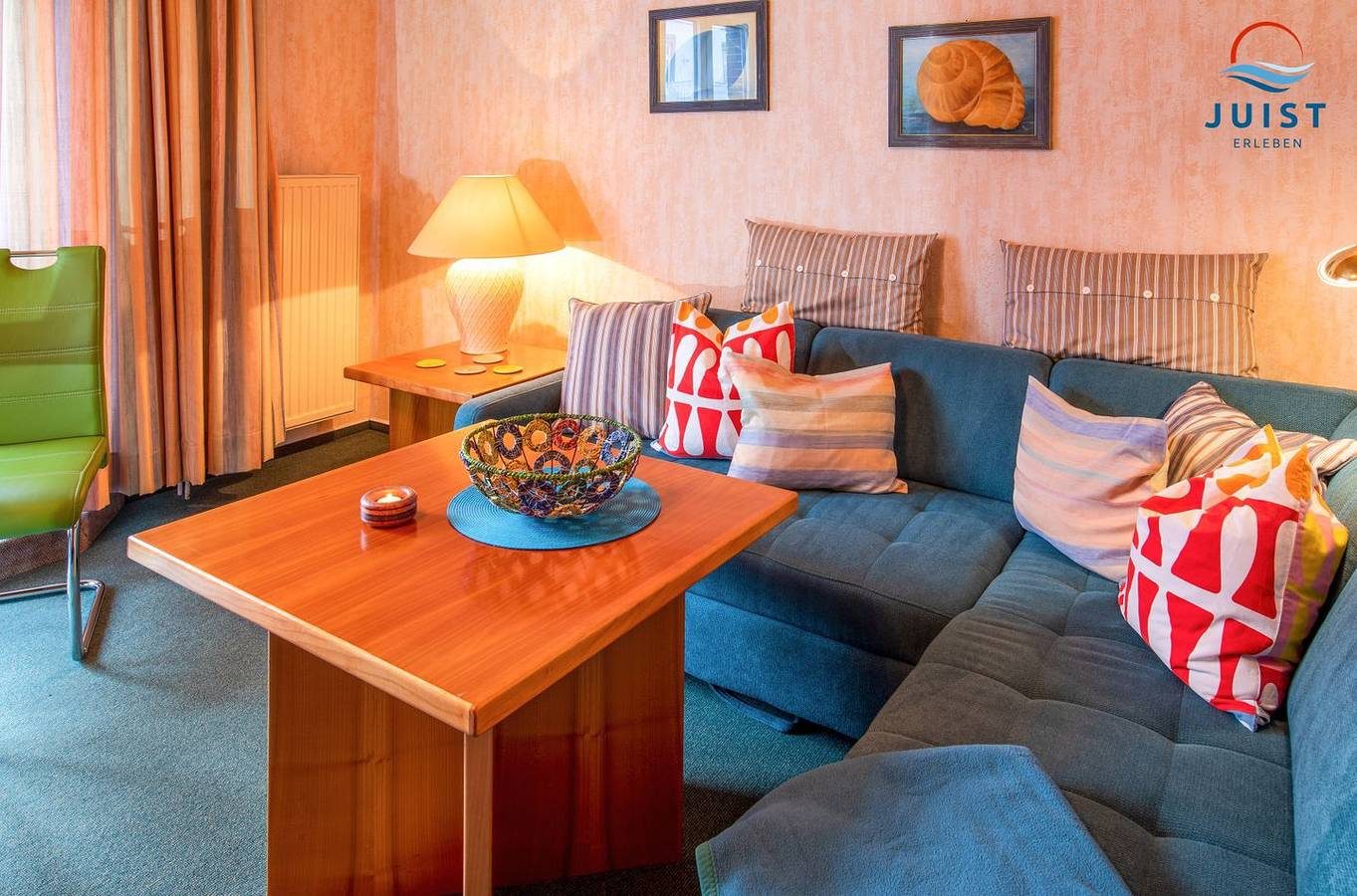 Farbenfroh gestaltete Ferienwohnung im Zentrum, ideal für Paare, mit Südbalkon.