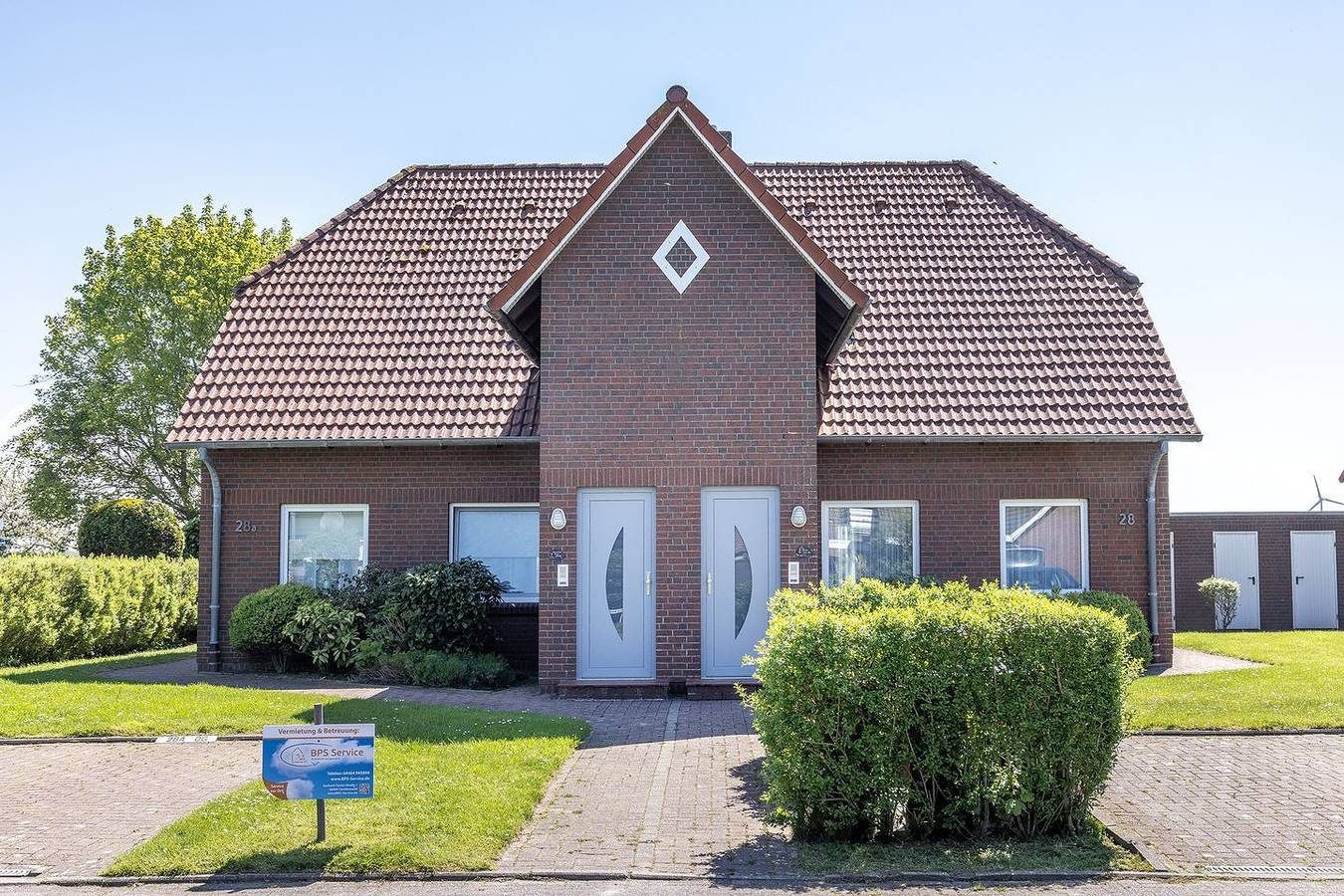 Freie Sicht und idyllisch: Die Erdgeschosswohnung punktet vor allem durch ihre ruhige Lage. Der unverbaute Blick auf die grünen, saftigen Felder Ostfrieslands wird Sie erfreuen. Das Domizil bietet Platz für 4 bis 5 Personen. — Bild 2