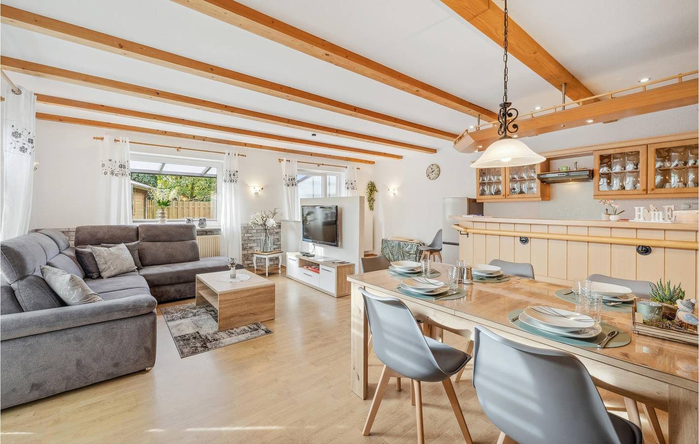 Geräumige Wohnung mit Parkplatz, Terrasse und Garten — Bild 3