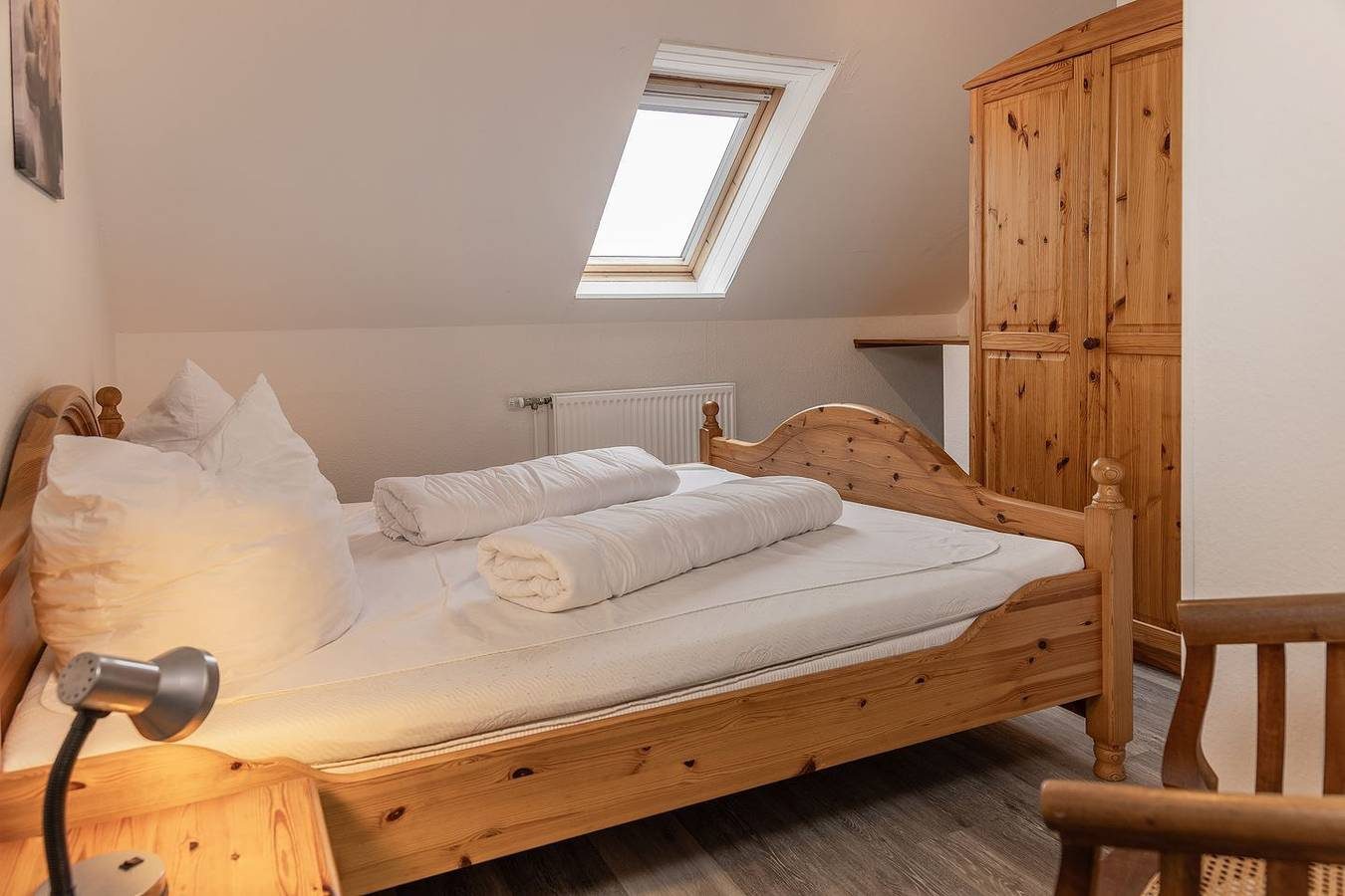 Hell und häuslich: Die Maisonette-Ferienwohnung mit ihren ca. 55 qm ist klar und akkurat ausgestattet. Vor dem Haus gibt es einen kleinen Freisitz, wo man den Abend ausklingen lassen kann.

Im Dezember 2019 wurde die Ferienwohnung komplett renoviert  — Bild 4