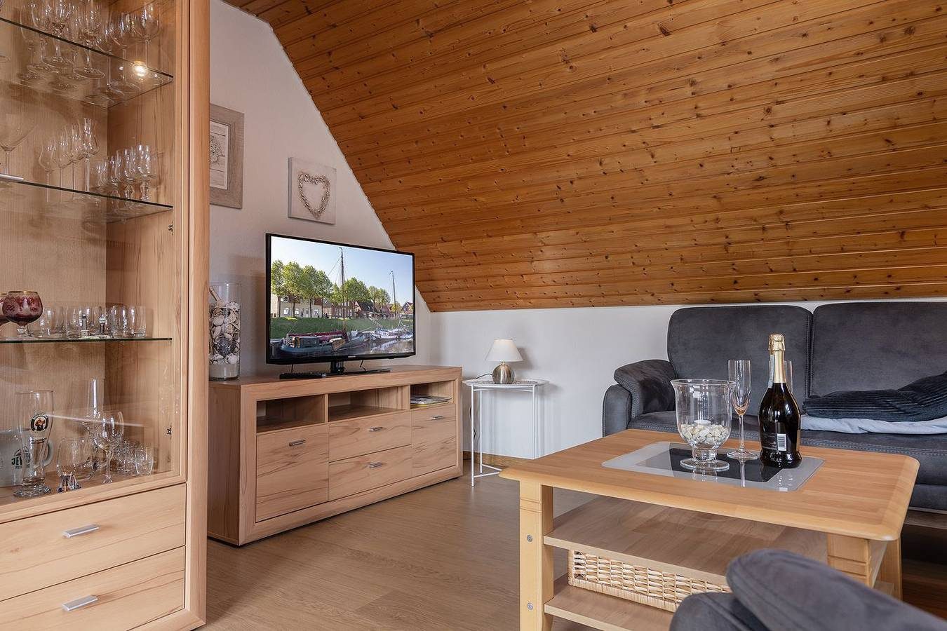 Dieses gemütlich eingerichtete und ruhig gelegene Ferienwohnung befindet im wunderschönen Fischerdorf Carolinensiel — Bild 2