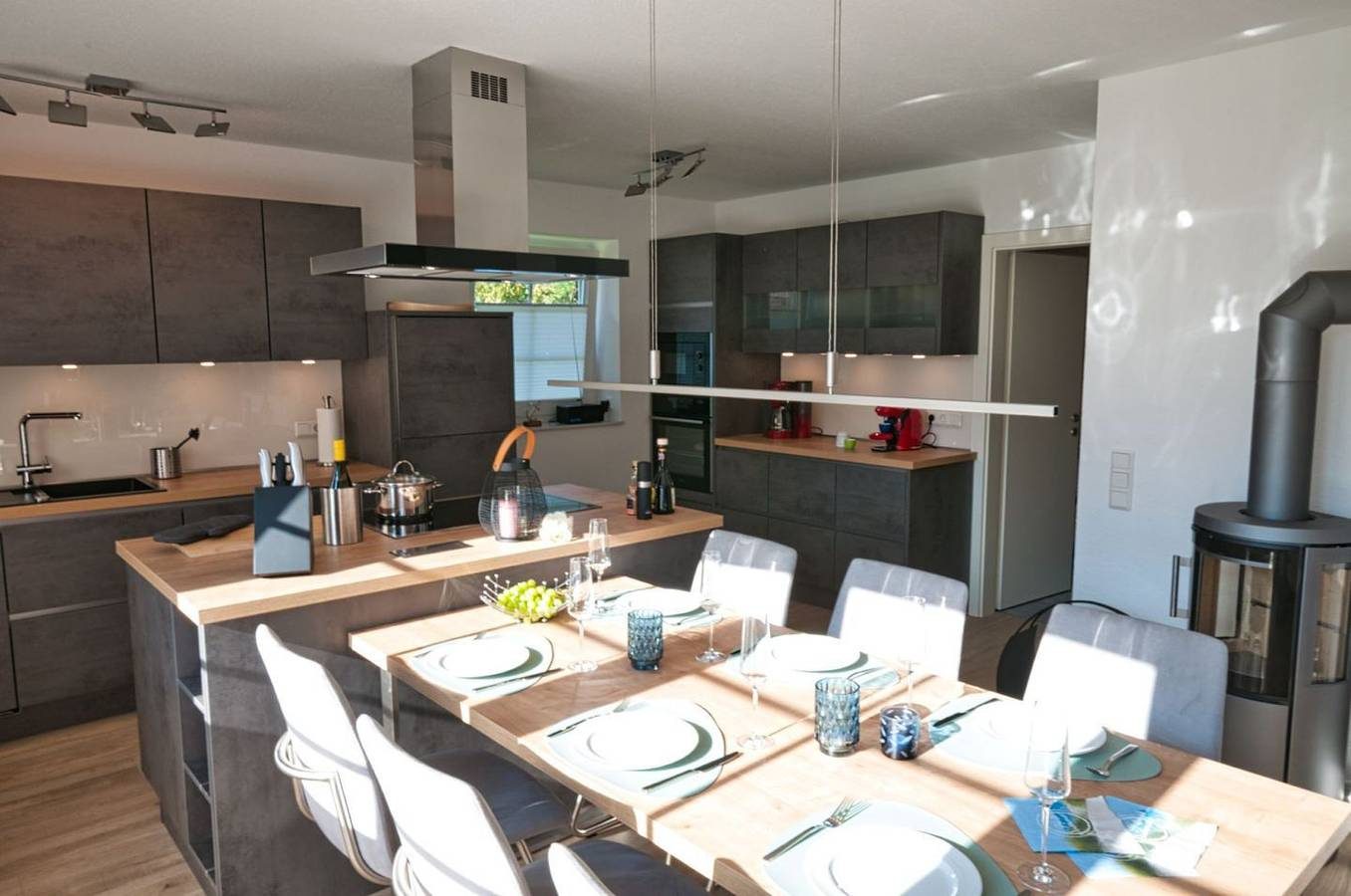 100qm Ferienhaus mit Infrarotkabine, Kamin, Garten & überdachter Terrasse — Bild 4