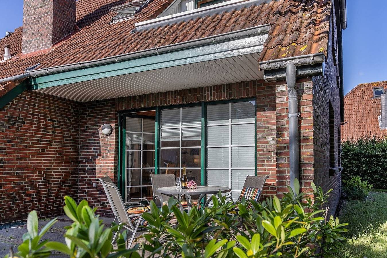 Ruhig und lichtdurchflutet : Dies ca.120 qm große, einladende Ferienhaus, bestehend aus 2 in sich abgeschlossenen Wohnungen, bietet alles für einen erholsamen Urlaub. Ideal geeignet für den gemeinsamen Urlaub von 2 Familien oder Generationen. Auf der