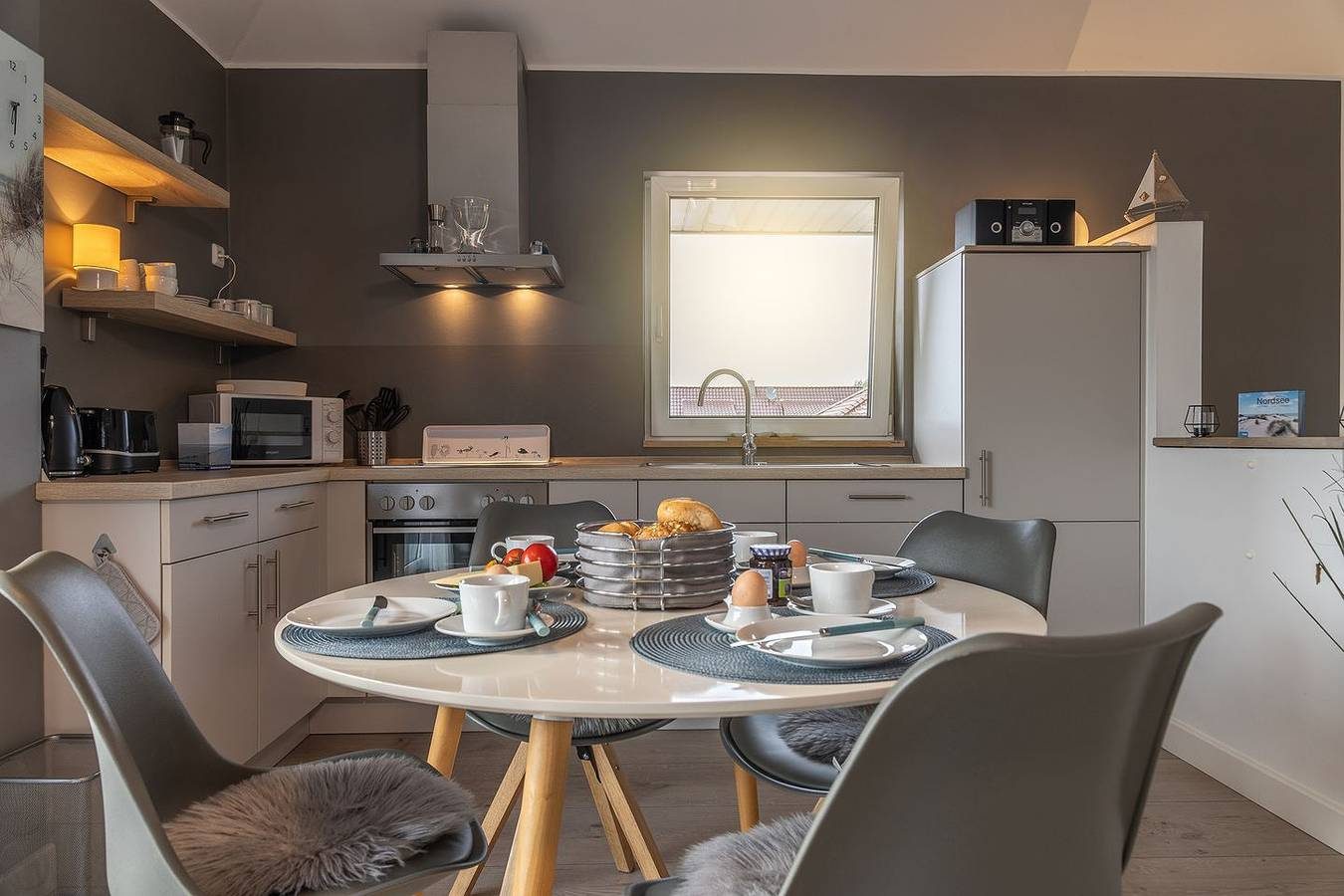 Einfach mal etwas anderes! Das 2015 fertiggestellte Ferienhaus mit dem besonderem Flair, bietet auf ca. 80 qm alle Annehmlichkeiten, die 4 Erwachsene und ein Kleinkind benötigen. — Bild 5