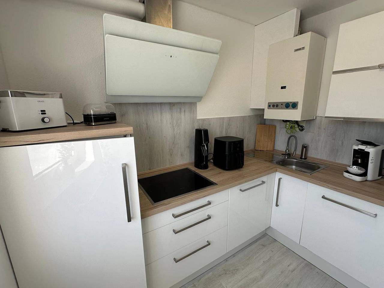 Das Ferienhaus liegt im Herz der Gemeinde Berum umgeben von Wald und See — Bild 5