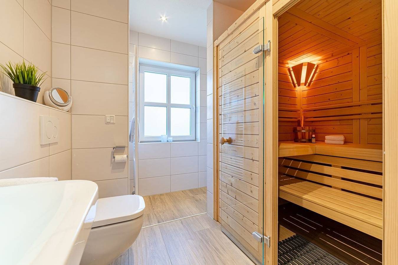 Gode Tied - Moderne Ferienwohnung mit Sauna und Terrasse in zentraler Lage — Bild 4