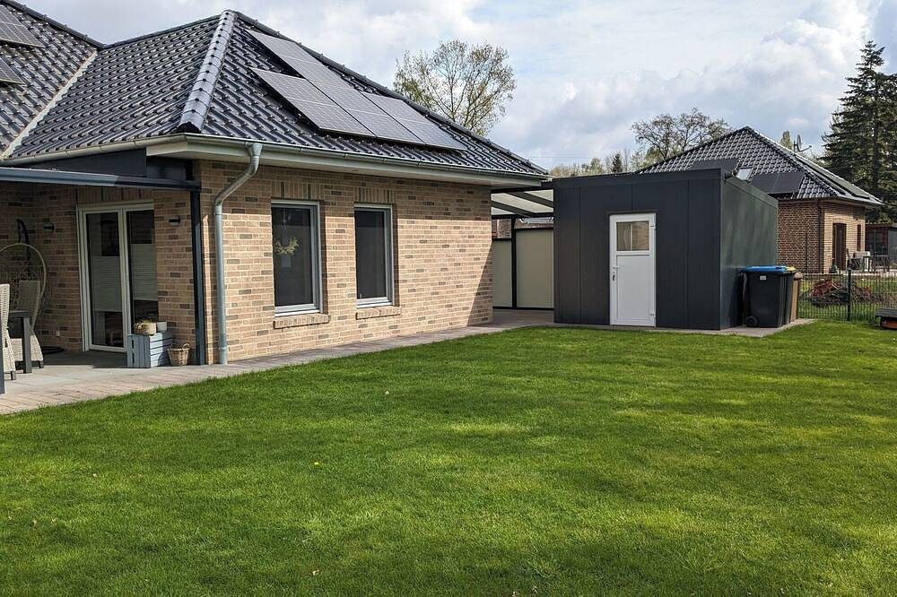 Alleinstehendes Ferienhaus mit überdachter Terrasse — Bild 2