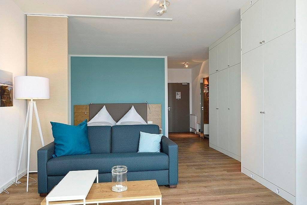 Modernes Apartment an der See mit Westbalkon, Meerblick und Saunabereich im Haus — Bild 3