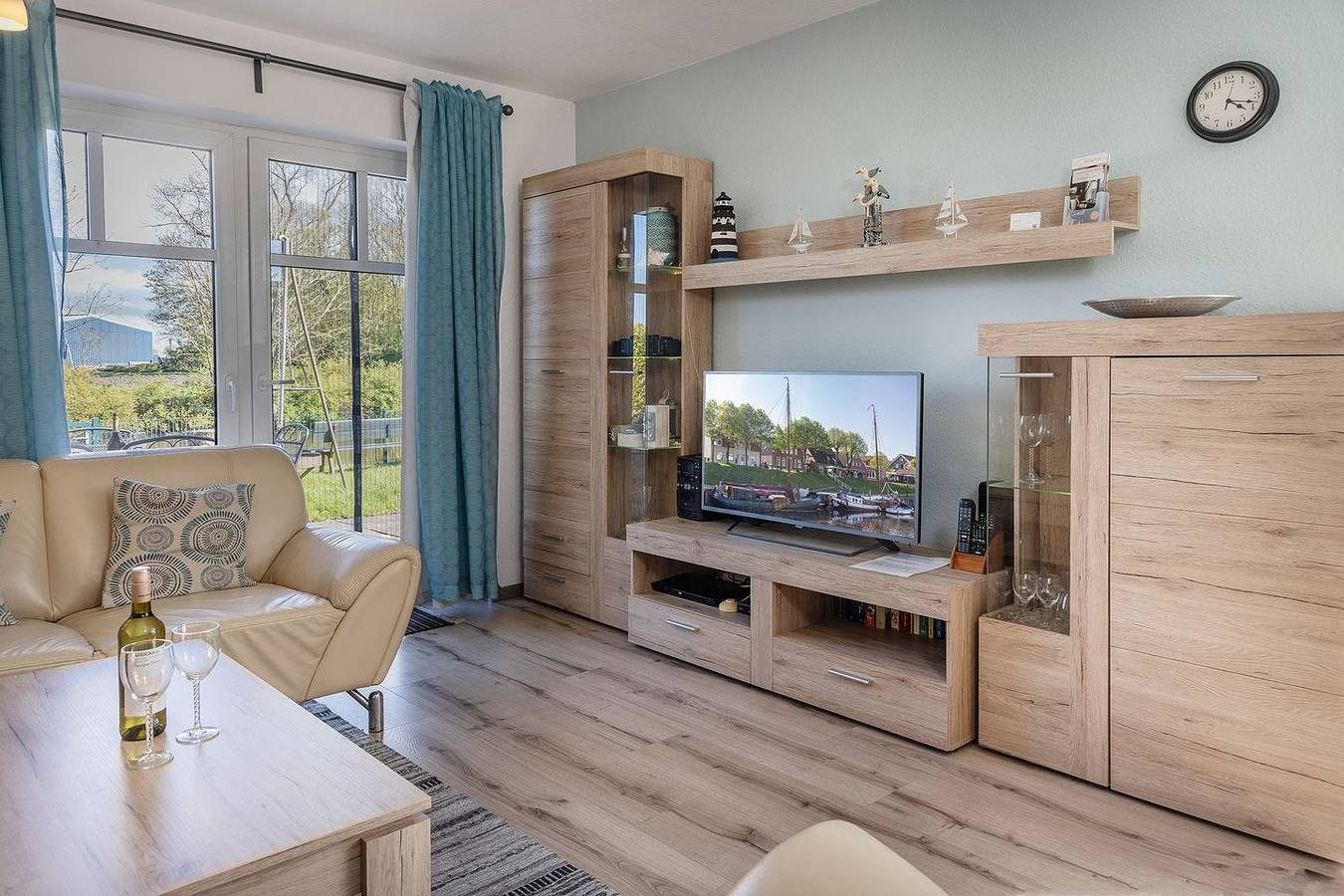 Platz satt: Dieses herrlich gelegene Reihenendhaus mit ca. 75 qm liegt direkt an der Harle und bietet sowohl innen als auch außen genügend Bewegungsfreiheit. — Bild 3