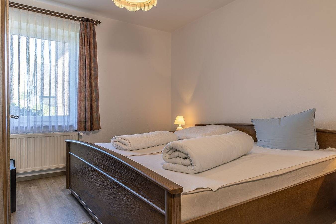 Freie Sicht und idyllisch: Die Erdgeschosswohnung punktet vor allem durch ihre ruhige Lage. Der unverbaute Blick auf die grünen, saftigen Felder Ostfrieslands wird Sie erfreuen. Das Domizil bietet Platz für 4 bis 5 Personen. — Bild 4