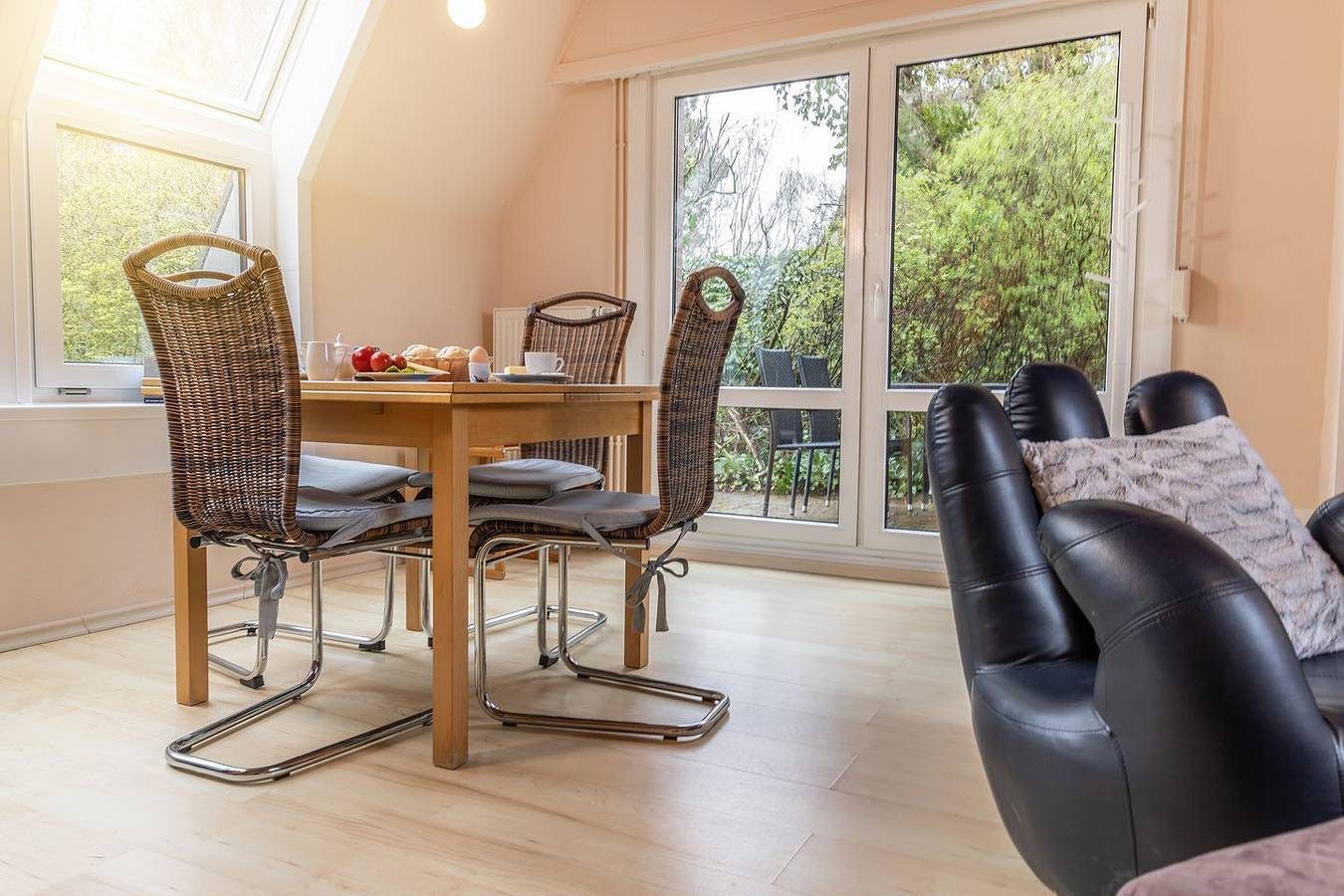 "A" wie außergewöhnlich: Das Ferienhaus von ca. 60 qm ist ein liebreizendes "A-Häuschen", dass 4 bis 5 Personen beherbergen kann. Der Gemütlichkeitsfaktor ist enorm, genauso wie der schöne Garten.