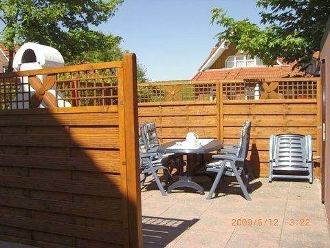 Einfach mal alle Viere von sich strecken und den Urlaub genießen: Die Obergeschosswohnung hält für die 4 bis 5 Personen alles bereit, was man braucht. Auch eine windgeschützte Sitzecke im Garten gehört zum Urlaubsdomizil. — Bild 2
