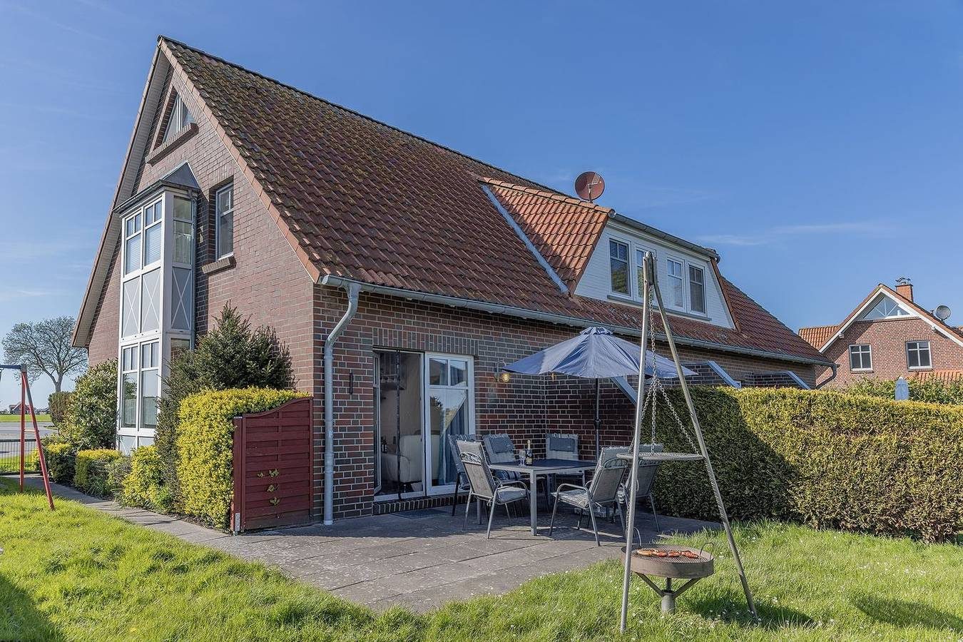 Platz satt: Dieses herrlich gelegene Reihenendhaus mit ca. 75 qm liegt direkt an der Harle und bietet sowohl innen als auch außen genügend Bewegungsfreiheit.