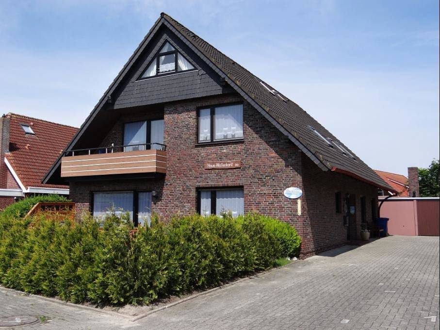 Einfach mal alle Viere von sich strecken und den Urlaub genießen: Die Obergeschosswohnung hält für die 4 bis 5 Personen alles bereit, was man braucht. Auch eine windgeschützte Sitzecke im Garten gehört zum Urlaubsdomizil.