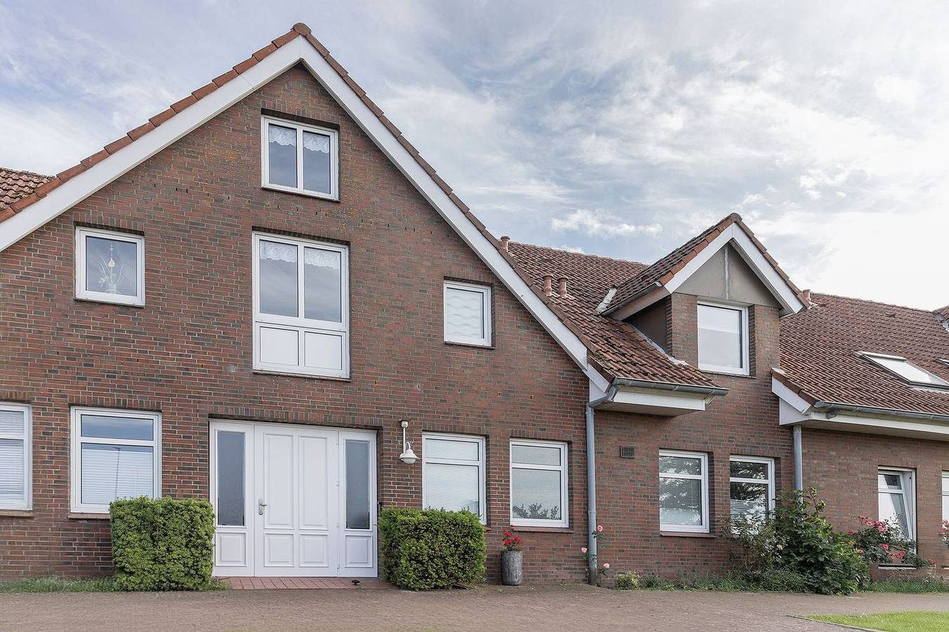 Die Urlaubswohnung Sandbank im Haus „Seeblick“ im Nordseeheilbad Carolinensiel liegt in unmittelbarer Nähe der „Friedrichsschleuse“ an der „Harle“.