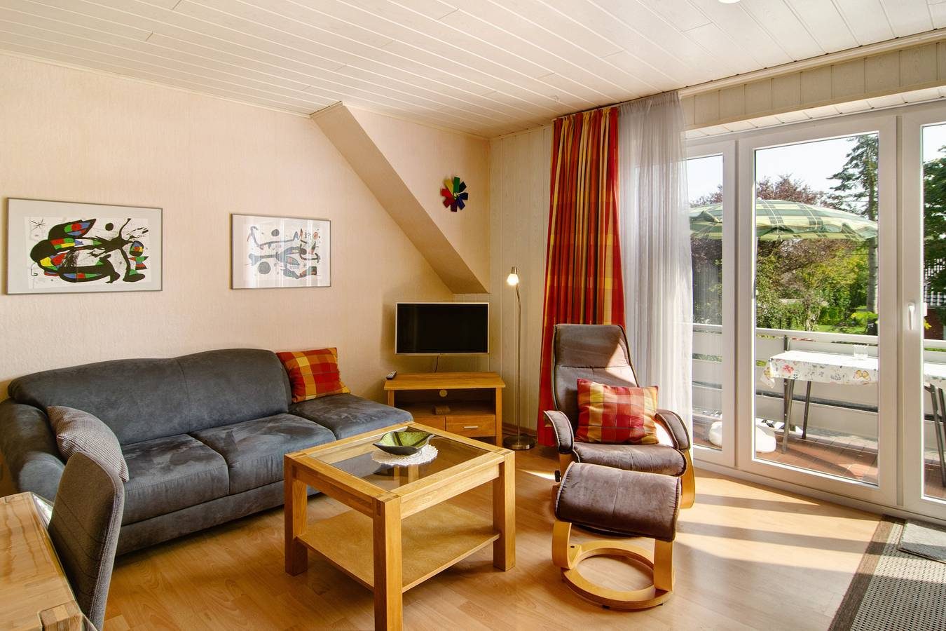Einzimmerapartment 'Ferienwohnung Goldblume Hooksiel' mit Gemeinschaftsgarten, Balkon und Wlan