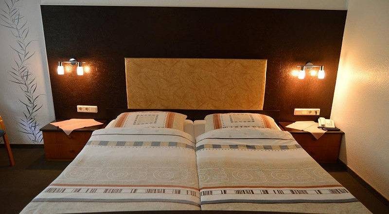 Hotel-Restaurant Werdumer Hof - Doppelzimmer - 34006 — Bild 2