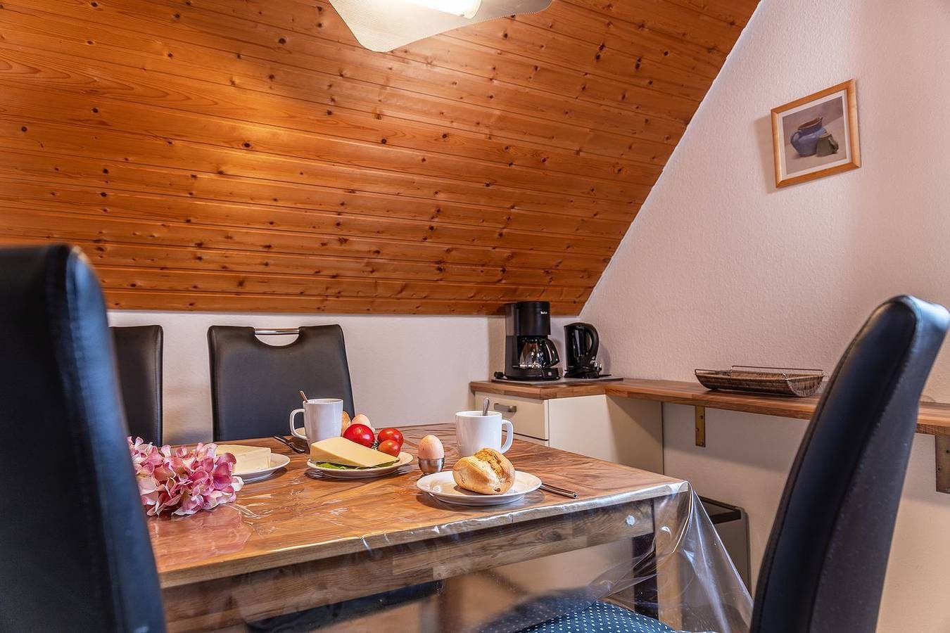 Entzückend und komfortabel zugleich: Die lichtdurchflutete Wohnung, direkt hinterm Deich, eignet sich bei einer Größe von ca. 55 qm für 4 bis 5 Personen. — Bild 3