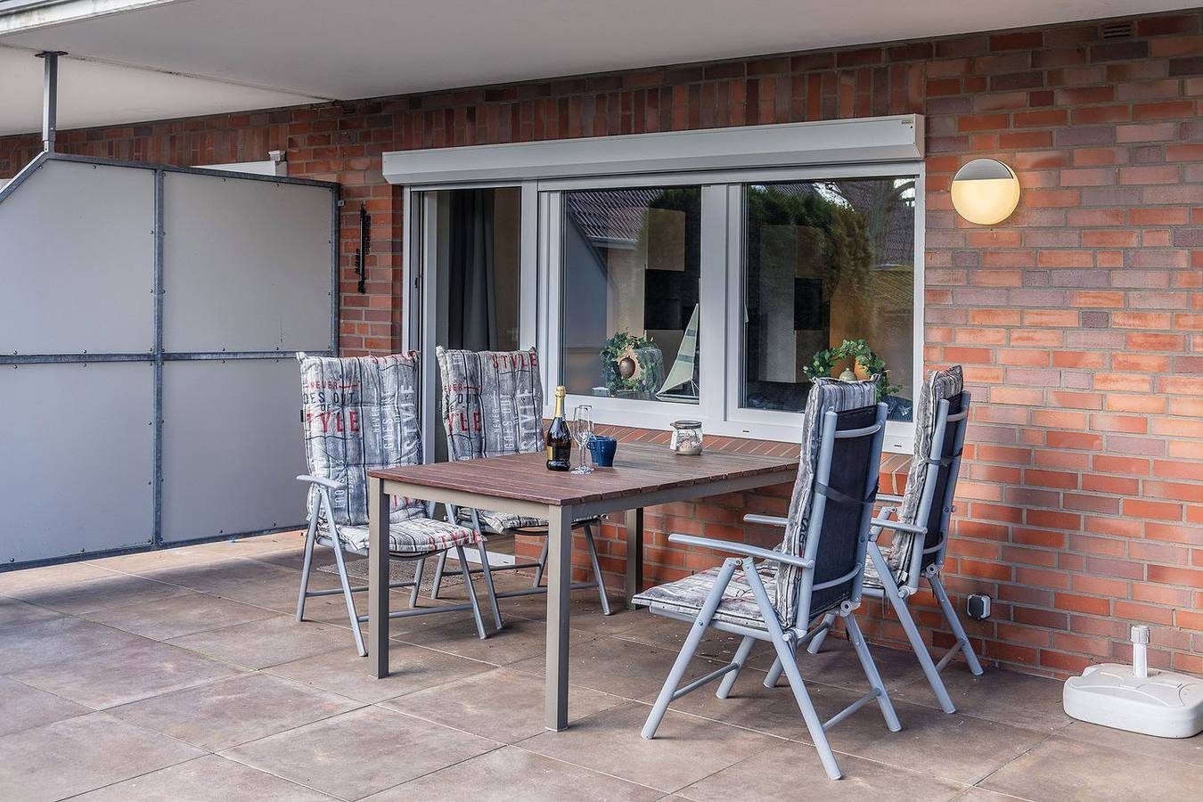 Vollends auf Bequemlichkeit aus: Die Erdgeschosswohnung mit ihren ca. 60 qm brilliert durch das komfortable Interieur und die schöne Terrasse. Ferner liegt sie direkt am Yachthafen, in dem zahlreiche Segelschiffe und Motoryachten während der Sommersa