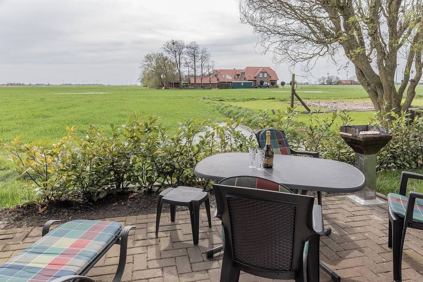 Einfach mal ausspannen und nichts tun: Diese ruhig gelegene Ferienunterkunft von ca. 50 qm hat eine fabelhafte Terrasse mit unverbautem Blick auf die grünen Felder Ostfrieslands. — Bild 2