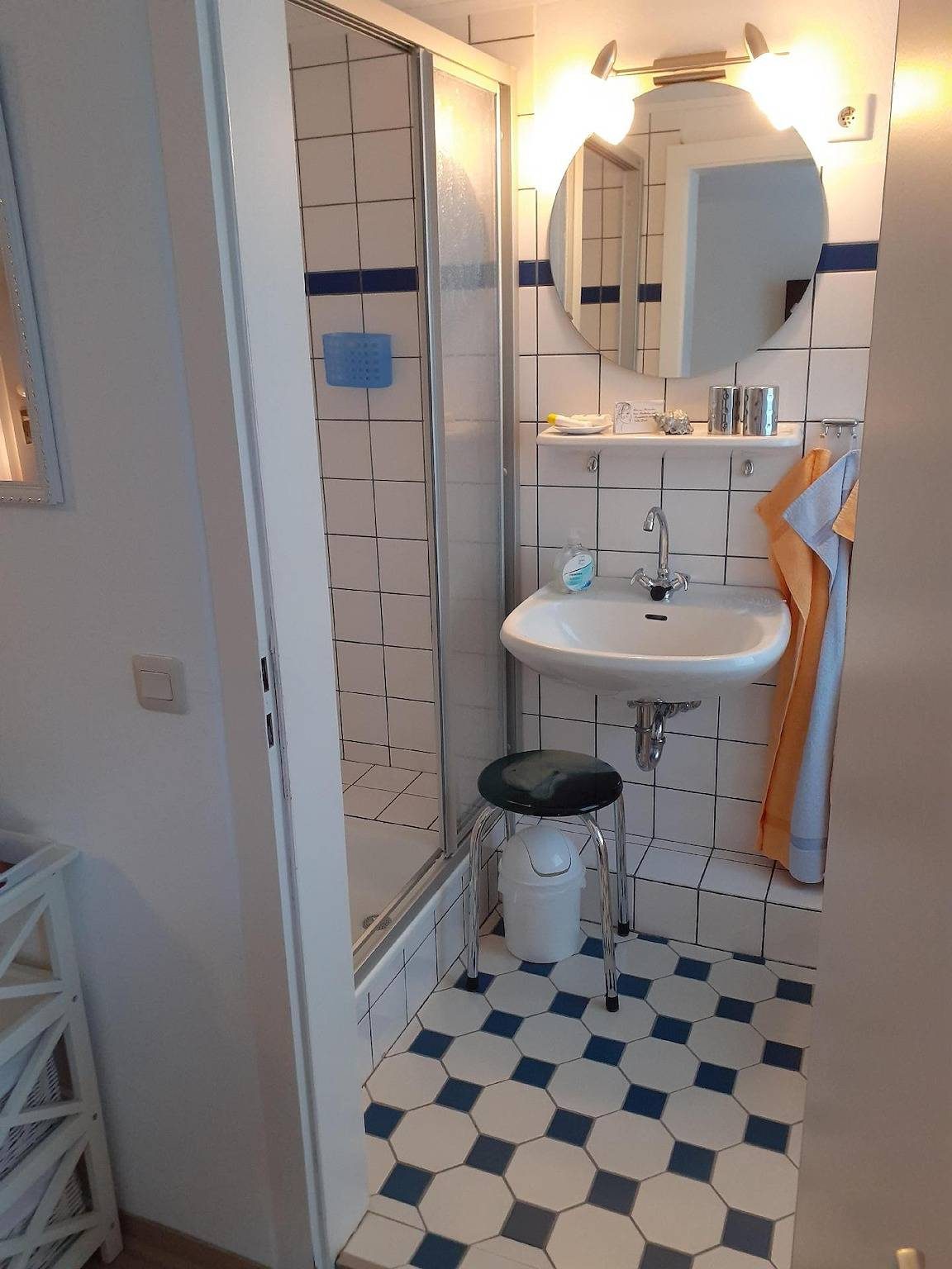 Doppelzimmer mit Frühstück , auch als Einzelzimmer, im Obergeschoß — Bild 5