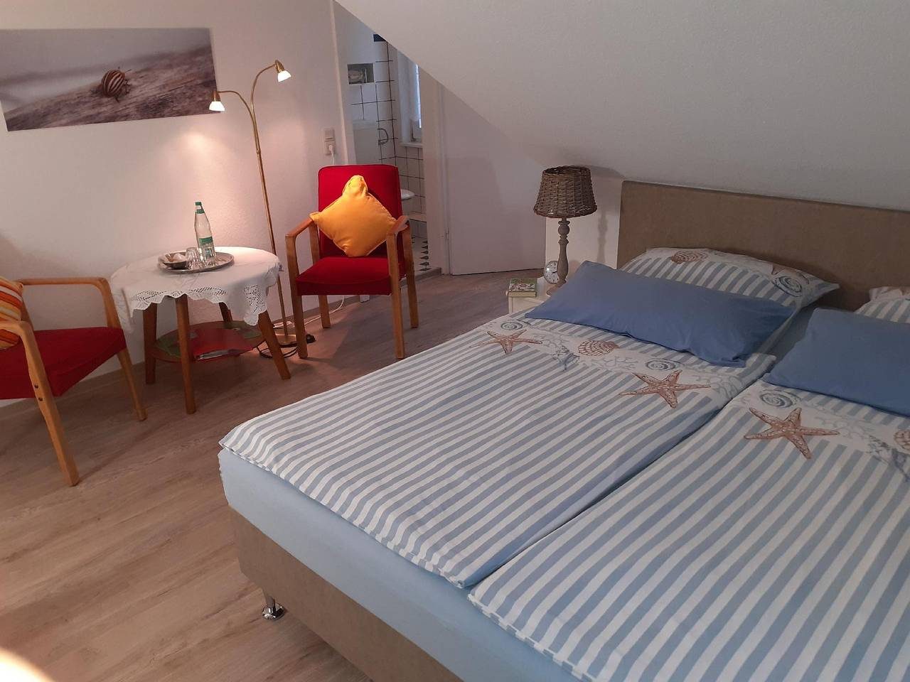 Doppelzimmer mit Frühstück , auch als Einzelzimmer, im Obergeschoß — Bild 2