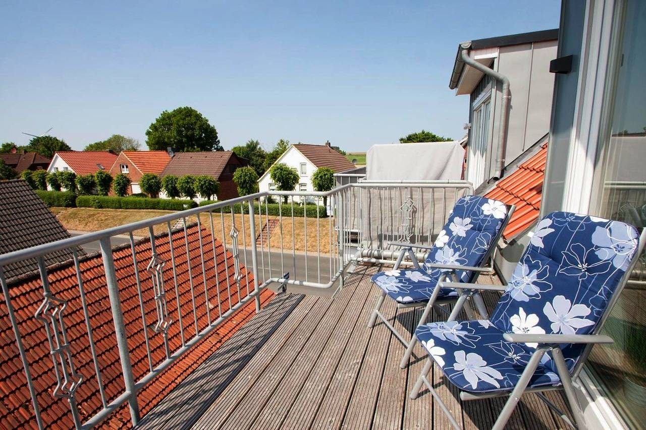 Harmonisch und zeitgemäß: Die gemütliche und im April 2017 fertiggestellte Obergeschosswohnung mit ihren ca. 52 qm hält für 2 Erwachsene und 1 Kleinkind eine großartige Urlaubsherberge bereit. Auf dem modenen Balkon kann man den Sonnenuntergang genie