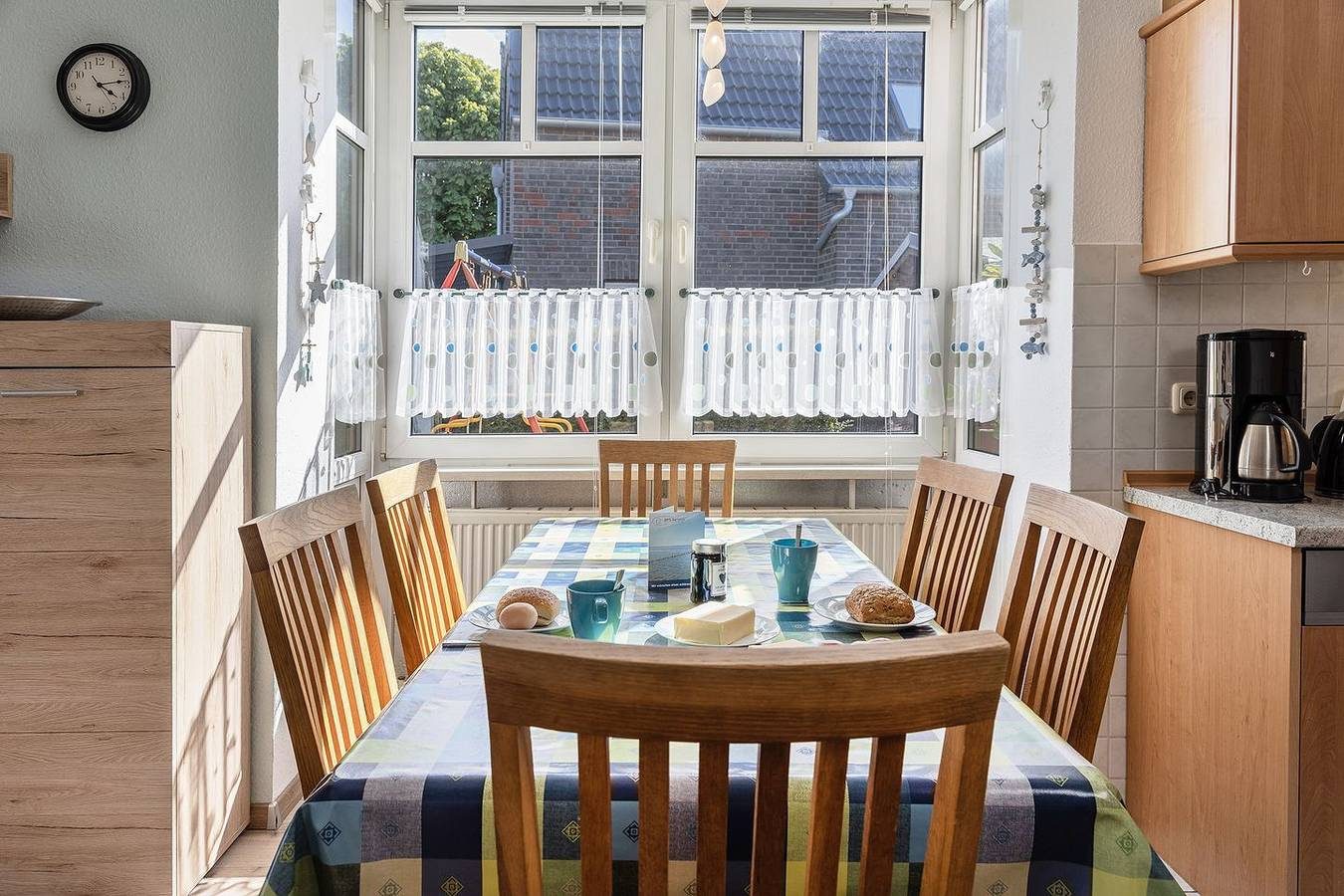 Platz satt: Dieses herrlich gelegene Reihenendhaus mit ca. 75 qm liegt direkt an der Harle und bietet sowohl innen als auch außen genügend Bewegungsfreiheit. — Bild 5